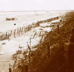 Barreras de alambre de púas en la playa, Nieuwpoort-Bad, Flandes, Bélgica, c1914-c1918