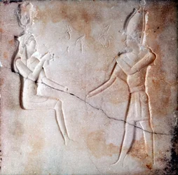 Bajorrelieve que muestra a los dioses Isis y Osiris, período ptolemaico, Antiguo Egipto, 323-30 a.C.