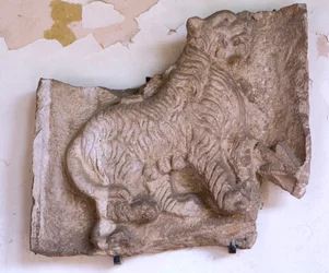 Bajo relieve, león
