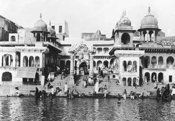 Ghat de baño en el río Yamuna, Muttra, 1917