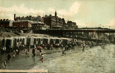Playa mostrando el muelle y el Metropole, Brighton, finales del siglo XIX-principios del siglo XX