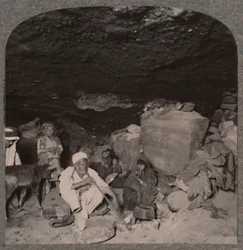 Beduinos habitantes de cuevas en sus cuevas, c1900