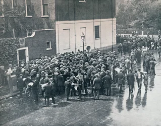 Antes de que Inglaterra declarara la guerra: reservistas alemanes esperando fuera del consulado alemán en Londres, 1914