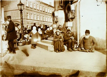 Mendigos frente al Monasterio de Valaam, Moscú, Rusia, 1907