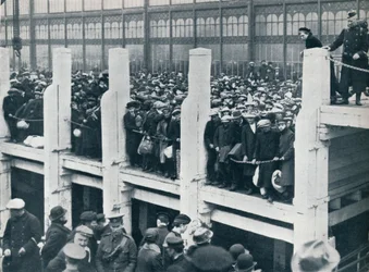 Refugiados belgas en el puerto de Ostende esperando un barco para llevarlos a Inglaterra, 1914
