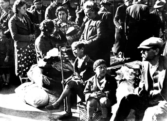 Refugiados belgas con sus bicicletas y pertenencias fuera de la Gare du Nord, París, julio 1940