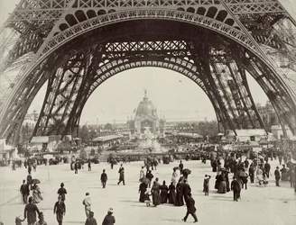 Bajo la Torre Eiffel, París, 1889