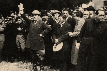 Benito Mussolini, entre los miembros del Partido Fascista, poco después de la Marcha sobre Roma
