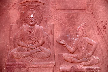 Bhagavad Gita grabado en un templo hindú: diálogo entre Krishna y Arjuna. Vrindavan, India