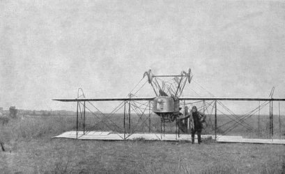 Biplano estrellado en un campo, Primera Guerra Mundial, Francia, 1915