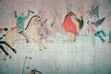 Revestimiento de tipi de los nativos americanos Blackfoot que muestra un ataque a un campamento