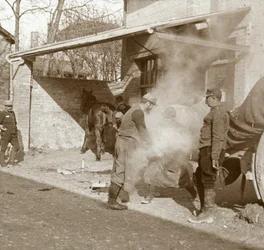Herrero herrando caballo, Suippes, norte de Francia, c1914-c1918