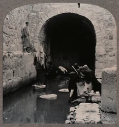 Ciegos lavándose los ojos en el estanque de Siloé, c. 1900