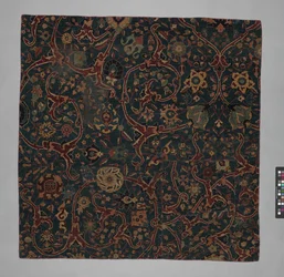 Fragmento de alfombra de fondo azul con enredaderas florales, Irán, siglo XVII