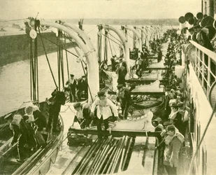 Ejercicio de bote a bordo del Aquitania, c. 1930