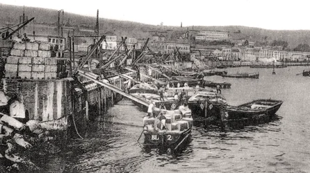 Barcos en el río Malecón, Valparaíso, Chile, c. 1900s