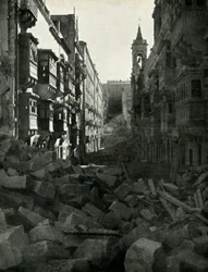 Daños por bombardeo en una calle maltesa, Segunda Guerra Mundial, 1942 1944