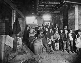 Niños recogiendo papeles para vender, Estados Unidos, c.1919