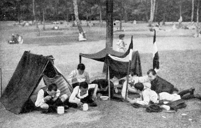 Niños acampando, Berlín, Alemania