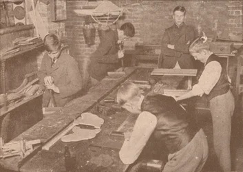 Chicos de la Escuela Harrow haciendo férulas, muletas y otros artículos para los heridos, c1916