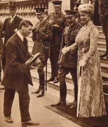 Valentía en civil: risas con el Rey y la Reina, 1920s o 1930s 1935