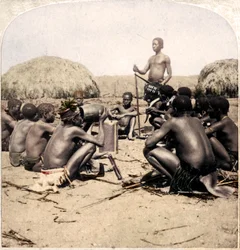 Valientes de una aldea zulú celebrando un consejo, cerca del río Umlaloose, Zululandia, S.A., 1901