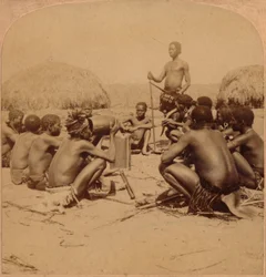 Valientes de una aldea zulú celebrando un consejo, cerca del río Umlaloose, Zululandia, S.A., 1901