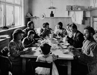 Hora del Desayuno, c1910, 1911
