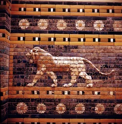 Relieve de ladrillo de un león en las paredes del Camino Sagrado que conduce a la Puerta de Ishtar, Babilonia, c. 580 a.C.