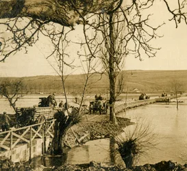 Puente sobre el río Mosa en Dugny, norte de Francia, c1914-c1918