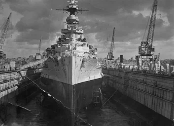 Acorazado británico HMS Malaya en un dique flotante, Malta, c1937