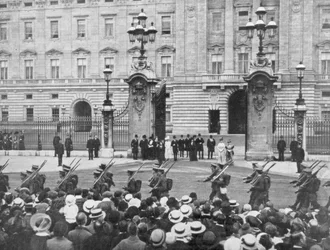 Soldados británicos marchando frente al Palacio de Buckingham, Londres, agosto de 1914