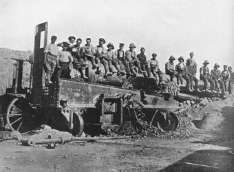 Soldados británicos en un cañón turco destrozado, 1915