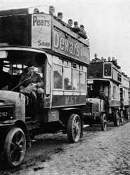 Tropas británicas siendo trasladadas a una nueva parte de la línea por autobuses, 1915