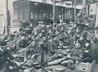 Tropas británicas comiendo en una estación de tren francesa, c. 1914