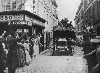 Las tropas británicas reciben una bienvenida al llegar en furgoneta a una ciudad francesa, 1915