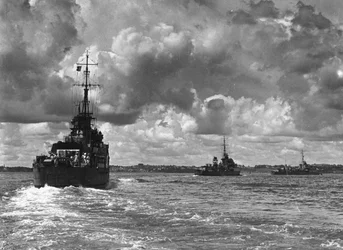 Buques de guerra británicos entrando en el puerto de Sídney, Australia, 1945