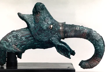 Escultura de bronce con incrustaciones de oro