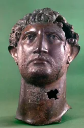 Cabeza de bronce del Emperador Adriano, siglo II d.C.