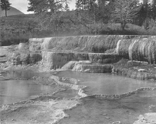 Manantiales sulfurosos pardos, Parque Nacional de Yellowstone, EE. UU., hacia 1900