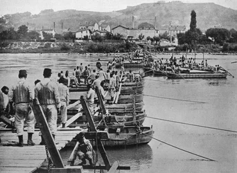 Construyendo un puente de pontones sobre un arroyo francés, 1915