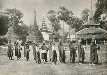 Monjes birmanos recolectando limosnas, 1900