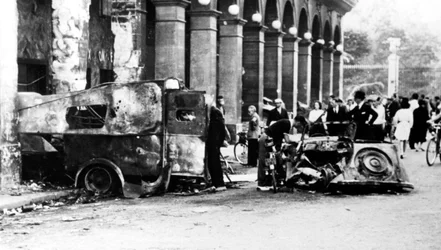 Vehículos quemados en la Rue de Castiglione, liberación de París, 25 de agosto de 1944