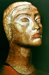 Busto de Nefertiti, reina y esposa del faraón egipcio Akhenatón Amenhotep IV