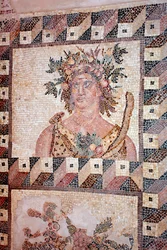 Busto de Primavera - Detalle del panel de las Cuatro Estaciones - Mosaicos de Pafos, Casa de Dionysos - Finales del siglo II d.C. - Chipre - Personificación de la Primavera - Detalle del mosaico de las cuatro estaciones - Mosaicos de Pafos, Casa de Dionyso