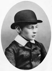 Pero a medida que el tiempo avanzaba lentamente, se tuvo que pensar en la educación, 1884, 1945