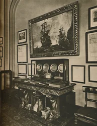 Gabinete de reliquias de Nelson en la sala del comité de Lloyds, c1935