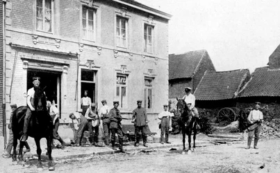 Café en Mouland, destruido por los alemanes, Primera Guerra Mundial, 1914