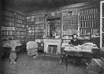 Camille Flammarion - El distinguido astrónomo entre sus libros, c1925