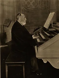 Camille Saint-Saëns 1835-1921 en el órgano, 1913